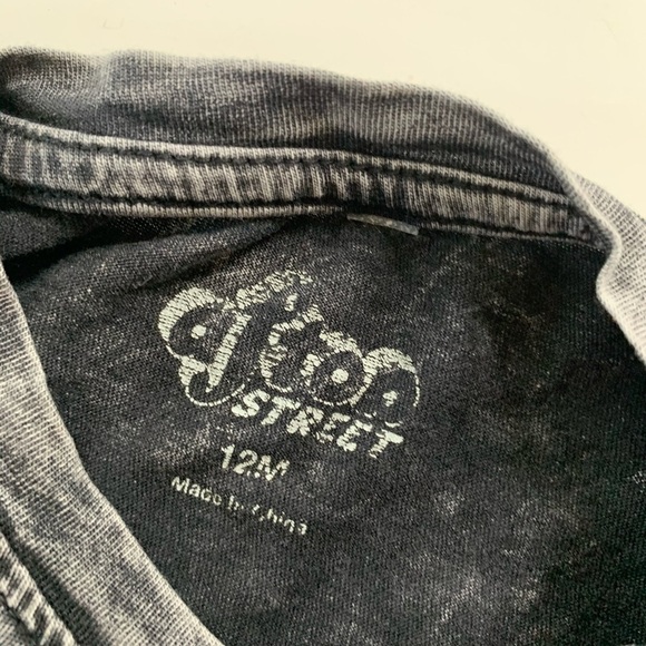 Afton Street Gray Distressed Graphic T-shirt - Picture 2 of 2